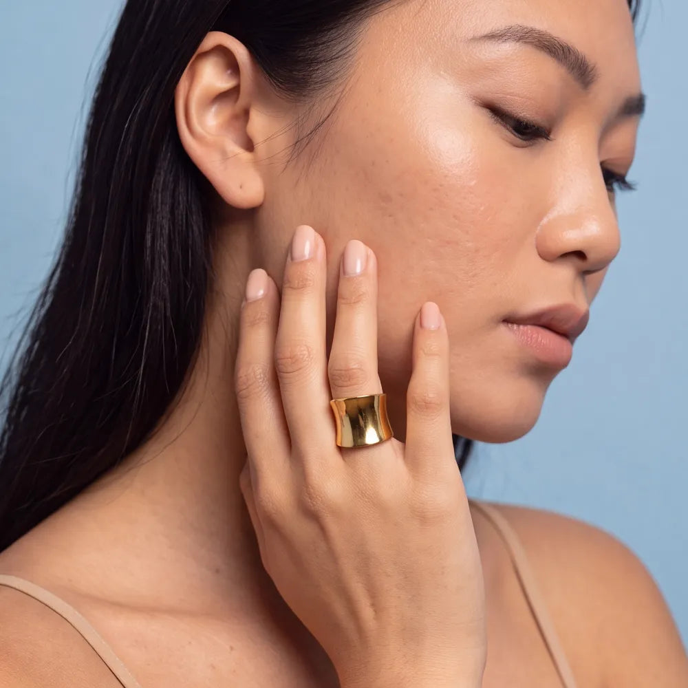Helelle Ring worn