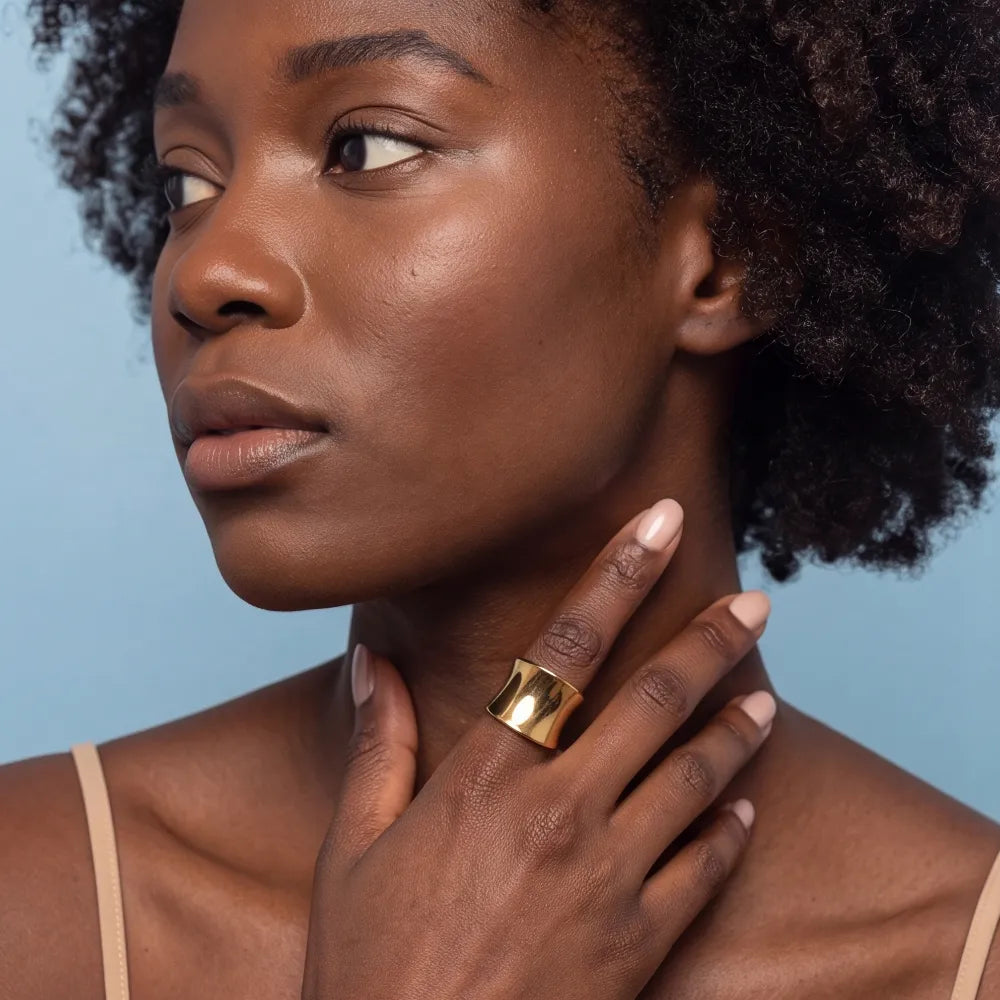 Helelle Ring on model