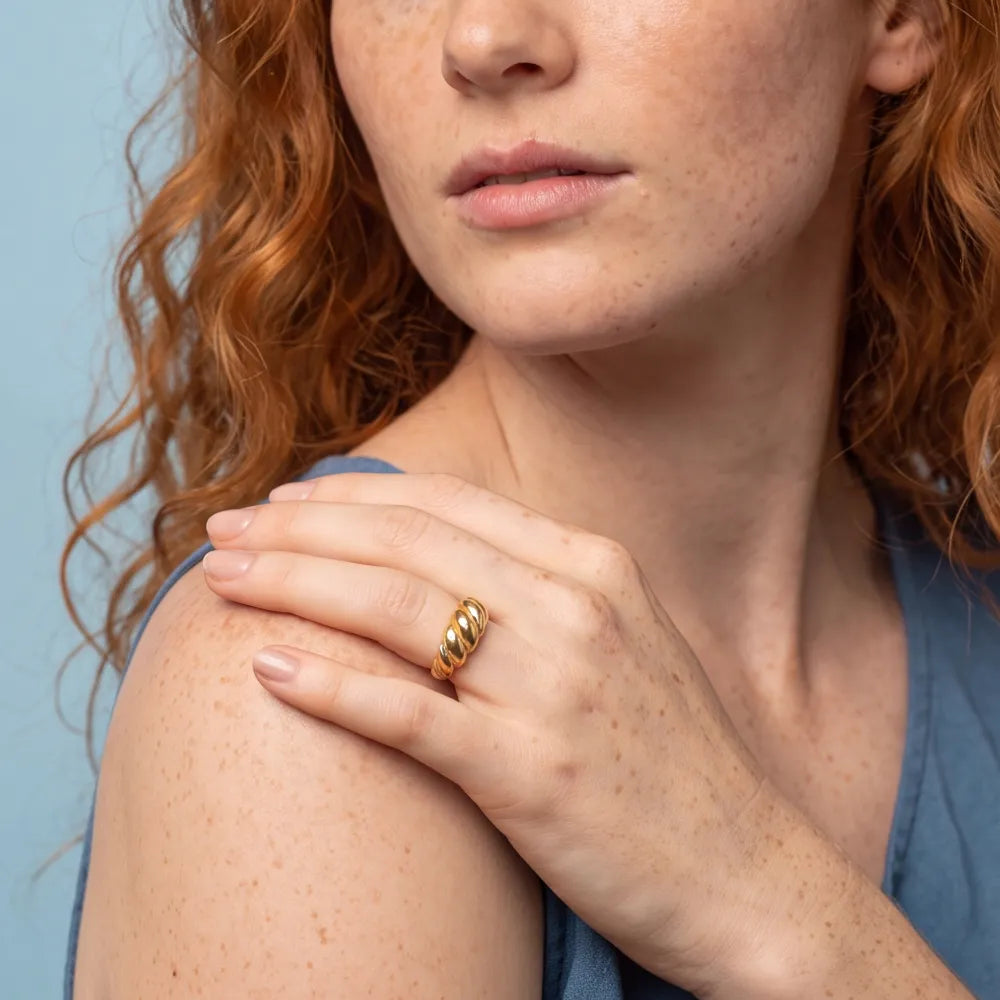 Genienne Ring on model