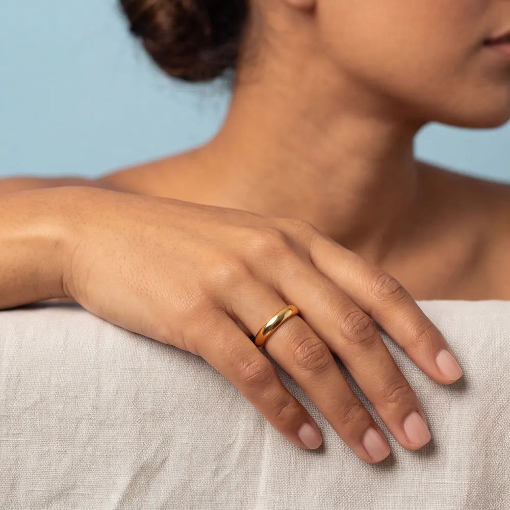 Helyne Ring on model