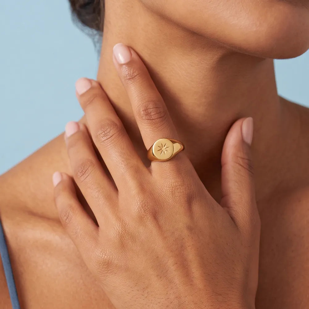 Helella Ring worn