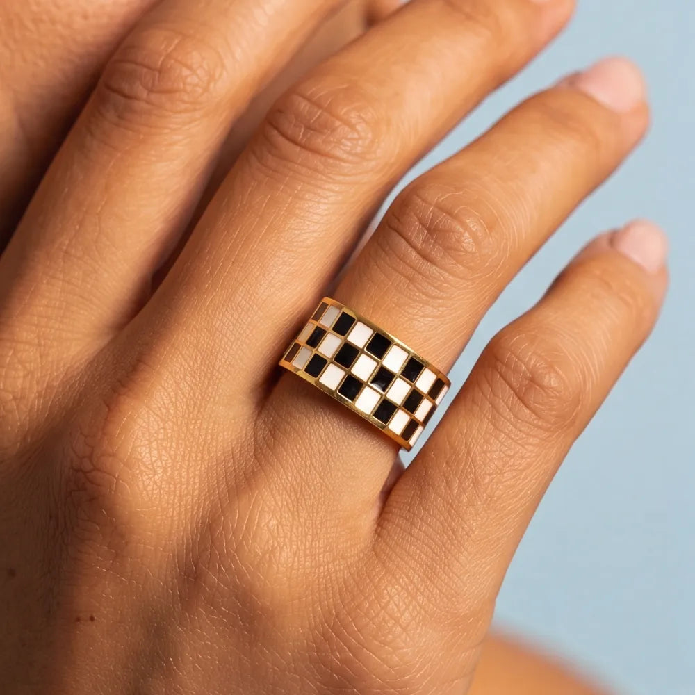 Elienne Ring hero close-up