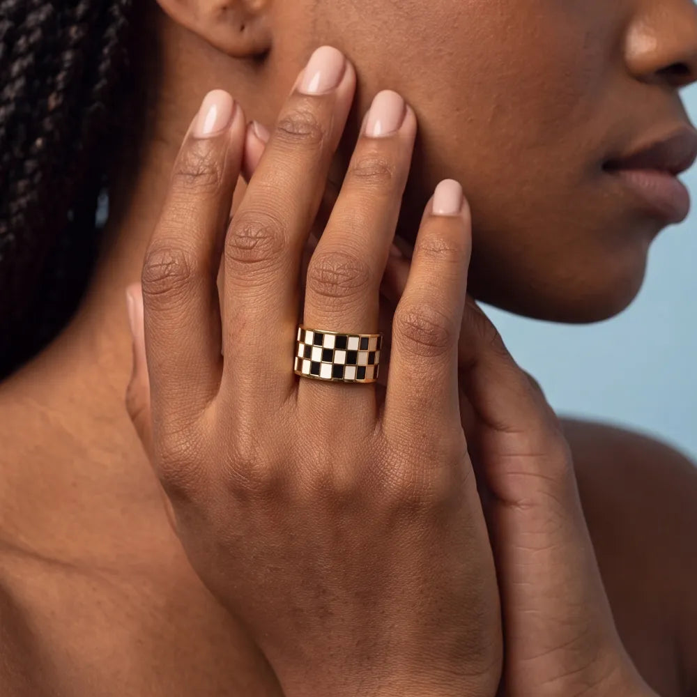 Elienne Ring on model